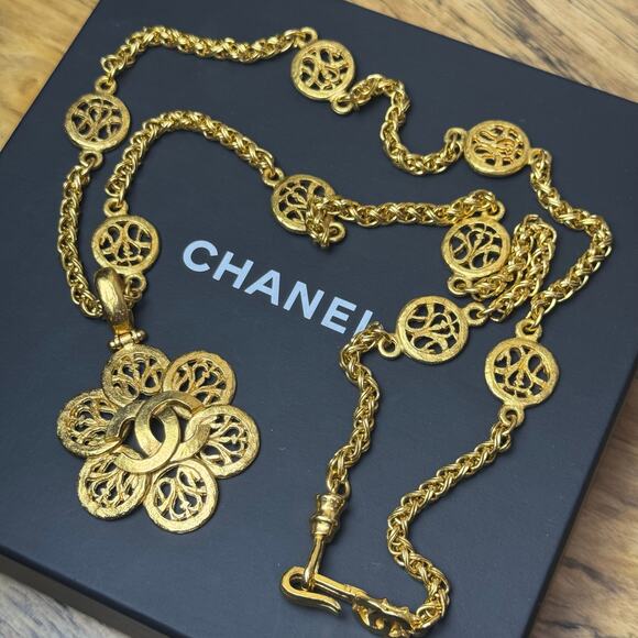 Chanel Vintage CC Filigree Flower Pendant Necklace 95A 24k Gold Plated Authentic - Picture 1 of 9